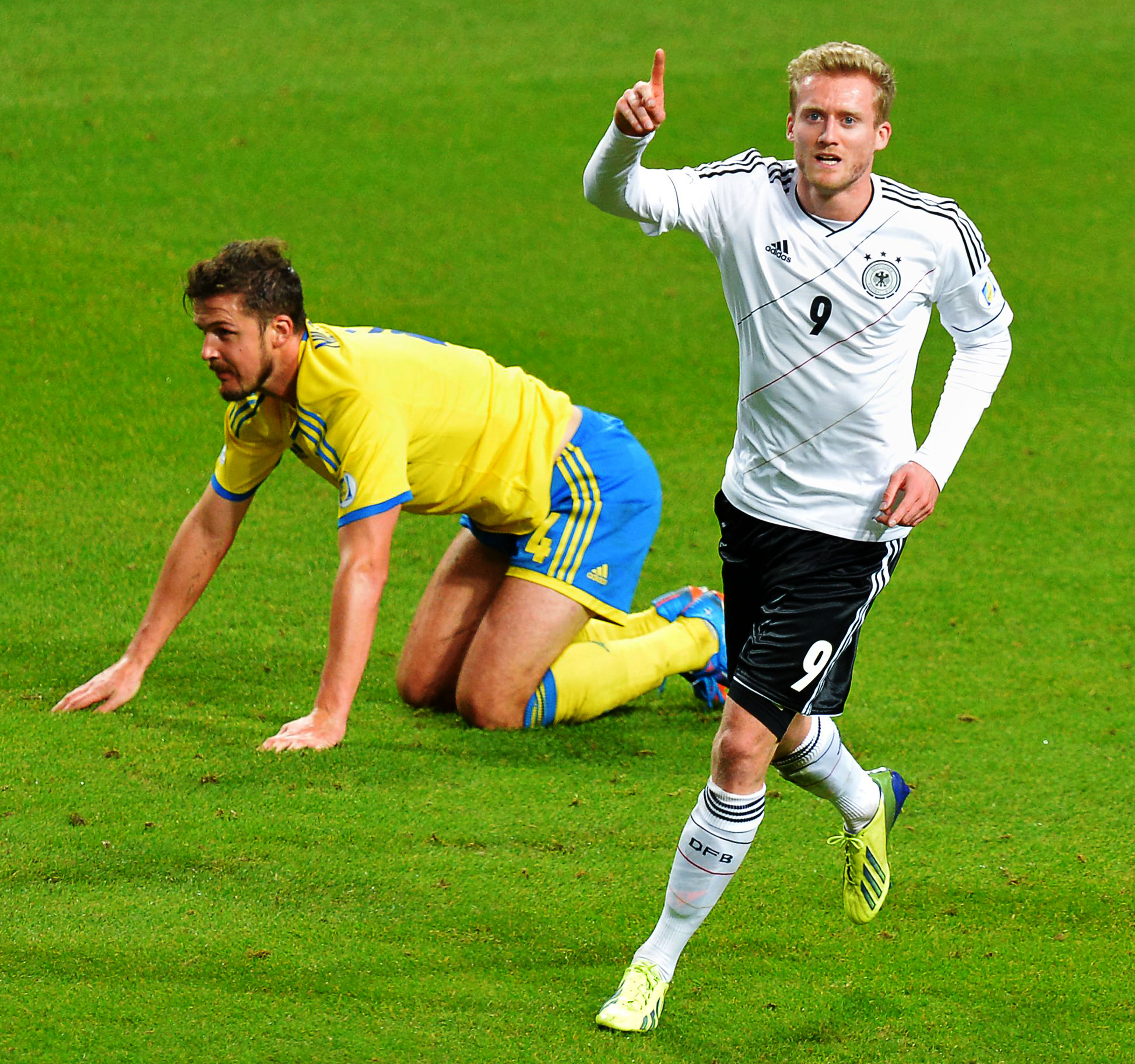 Andre Schürrle firar ett av sina mål. Per Nilsson ligger på bakom honom. Andre Schürrle firar ett av sina mål. Per Nilsson ligger på bakom honom.