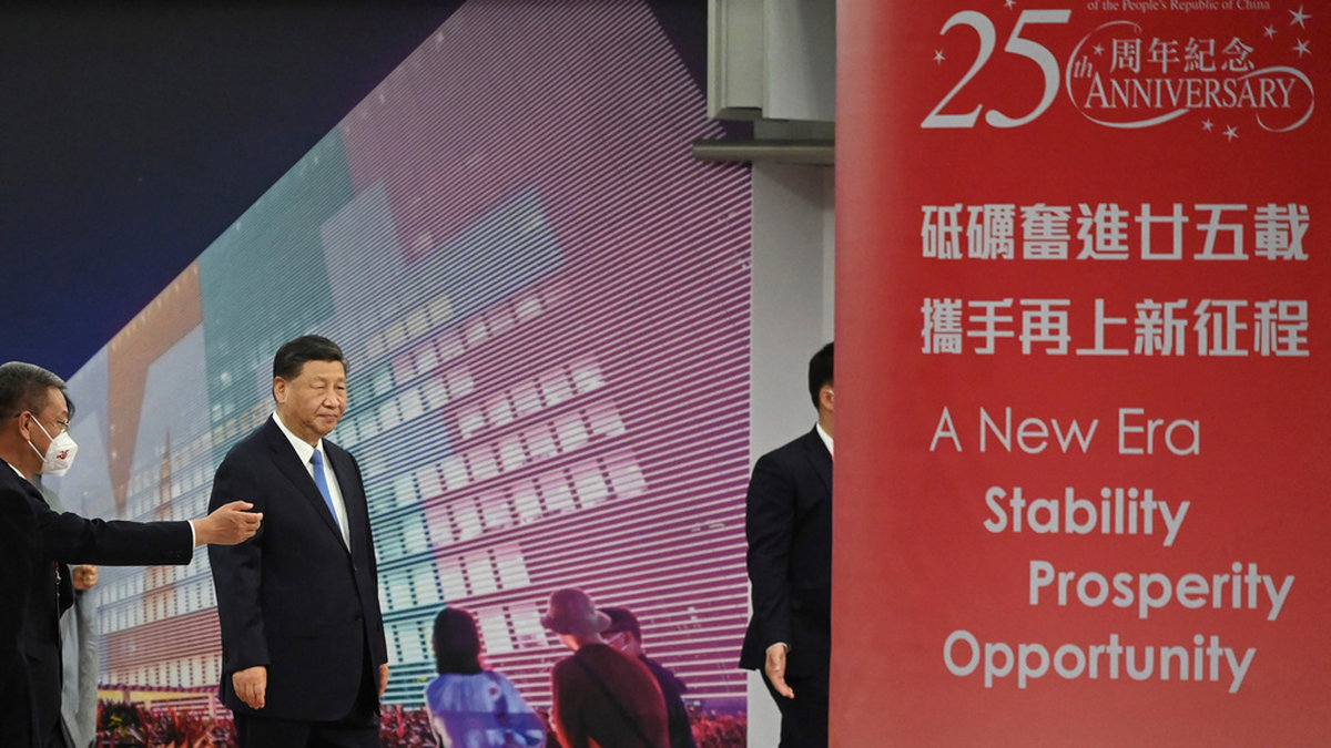Kinas president Xi Jinping anländer till Hongkong för att fira att det gått 25 år sedan staden lämnades över till Kina från Storbritannien.