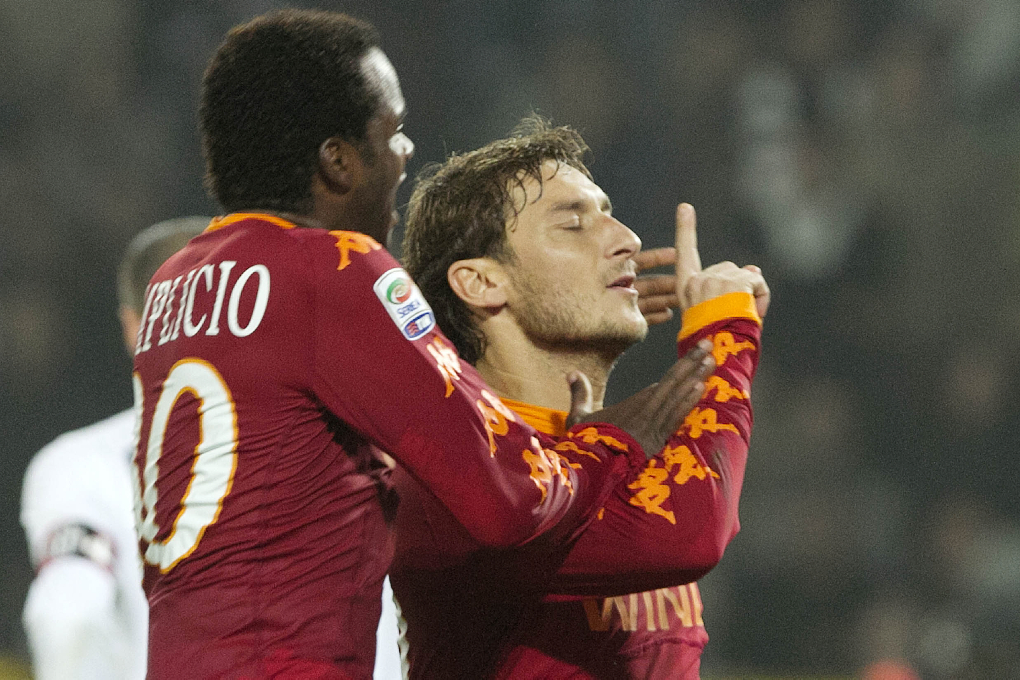 Totti firar målet mot Bayern München som blev instrumentalt för Romas avancemang i Champions League.