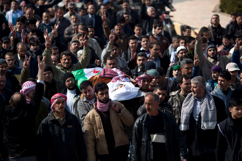 Abdulaziz Abu Ahmed Khrer blev mördad av en krypskytt. Här blir han buren fram till sin begravning i staden Idlib den 8 mars 2012. Abdulaziz Abu Ahmed Khrer blev mördad av en krypskytt. Här blir han buren fram till sin begravning i staden Idlib den 8 mars 2012.