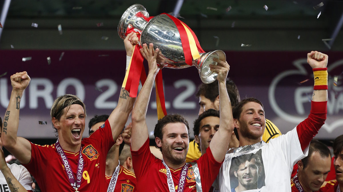 Efter VM och EM-segrarna ska Juan Mata och Spanien försöka att bärga ytterligare en titel. 