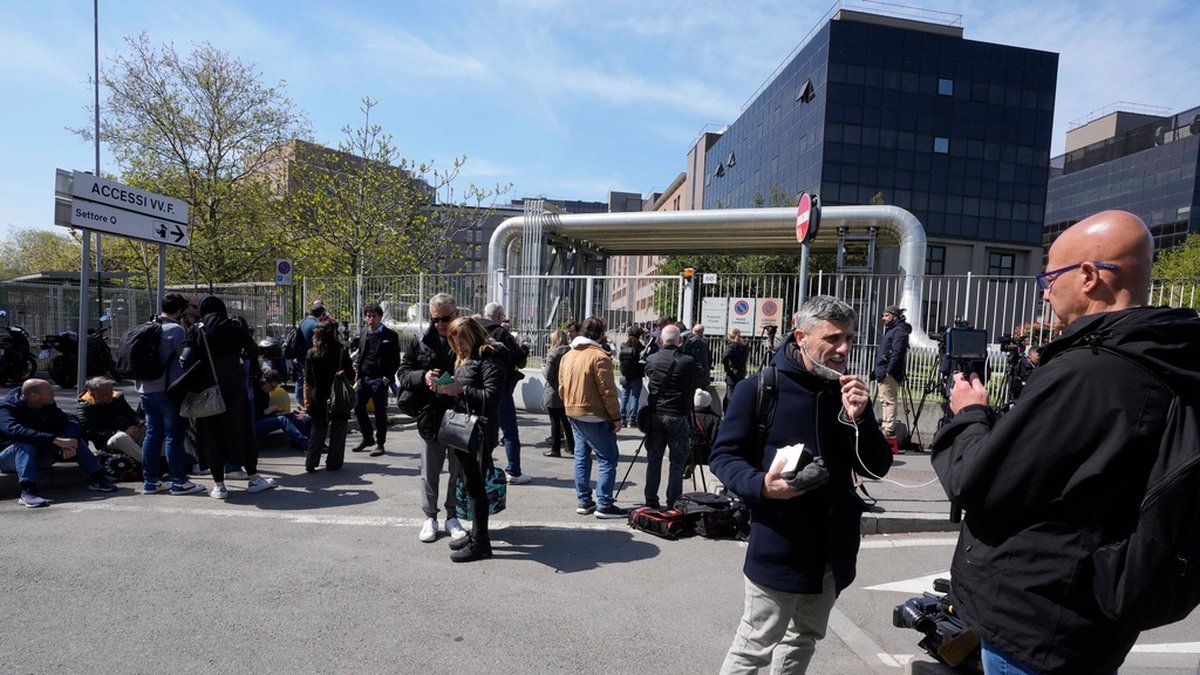 Reportrar utanför det sjukhus i Milano där Silvio Berlusconi får intensivvård. Arkivbild.