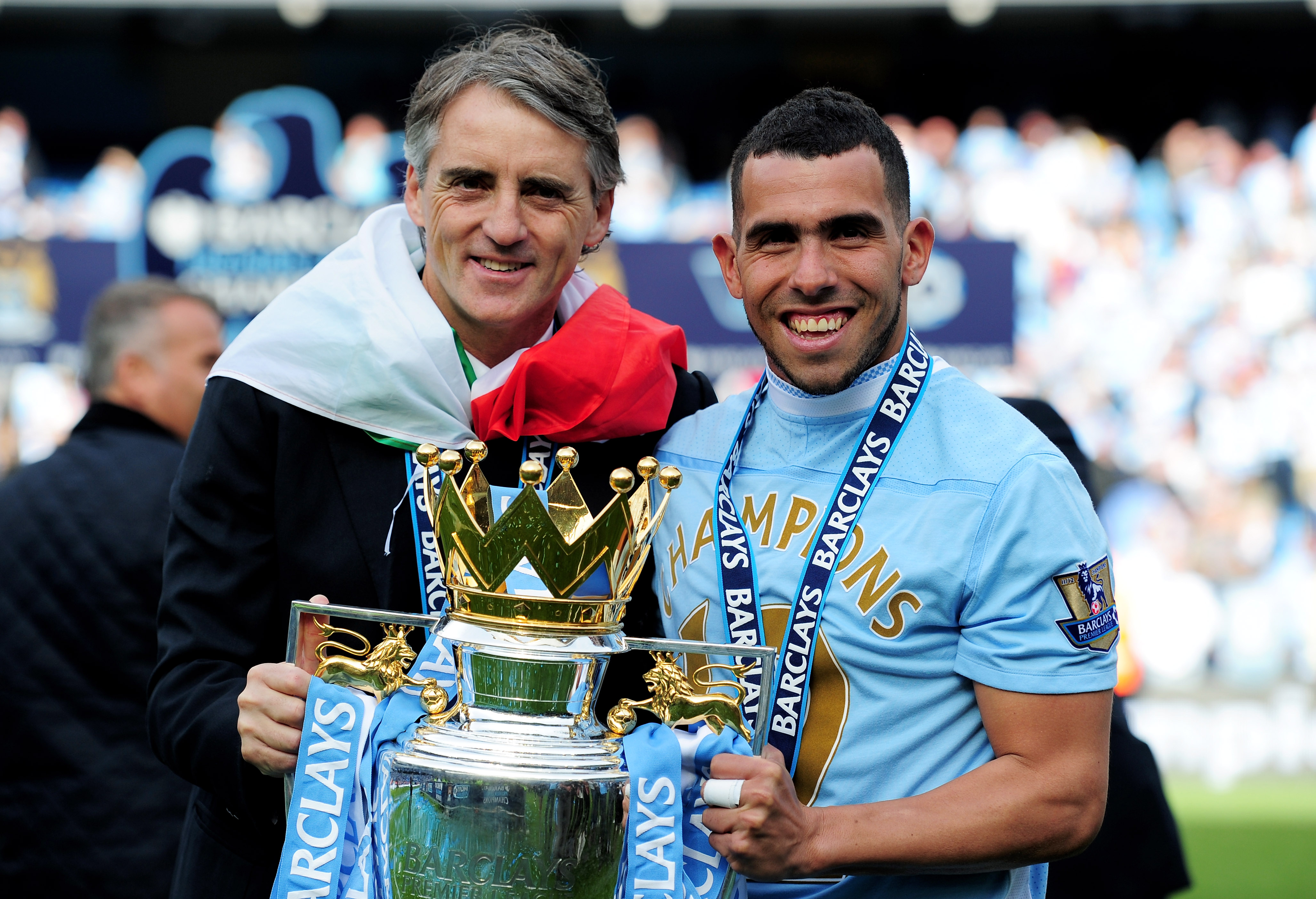 Roberto Mancini och Carlos Tevez poserar med bucklan. Roberto Mancini och Carlos Tevez poserar med bucklan.