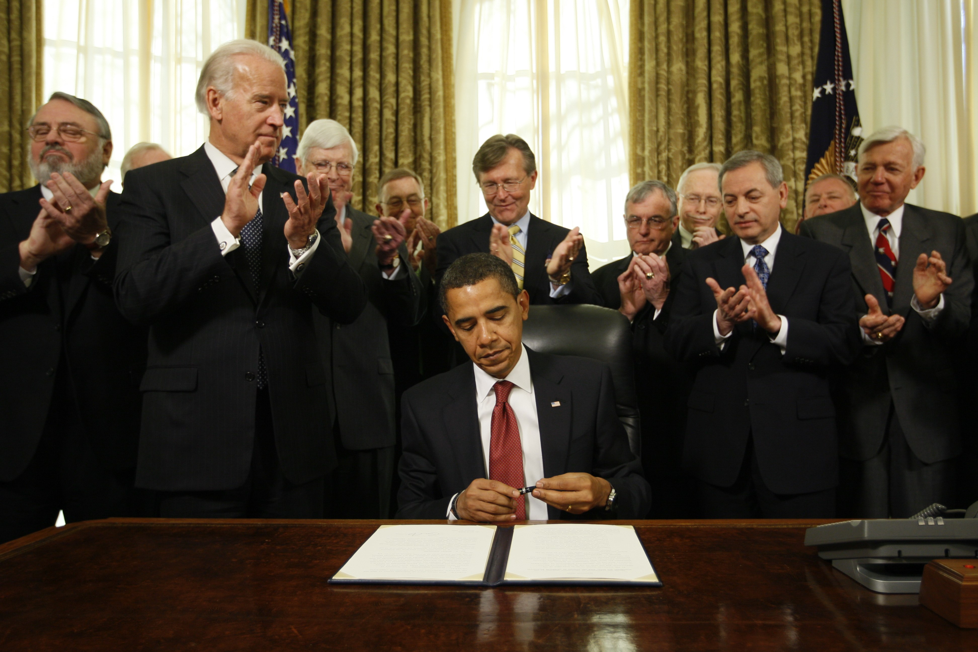 Några dagar efter att Barack Obama tillträtt som USA:s president undertecknades i slutet av januari 2009 en förordning om att fånglägret skulle stängas inom ett år. Några dagar efter att Barack Obama tillträtt som USA:s president undertecknades i slutet av januari 2009 en förordning om att fånglägret skulle stängas inom ett år.