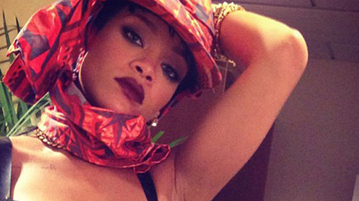 Rihanna posar i lack-behå. 