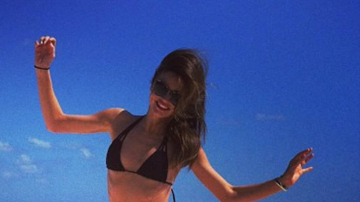 Miranda Kerr i bikini på stranden. 