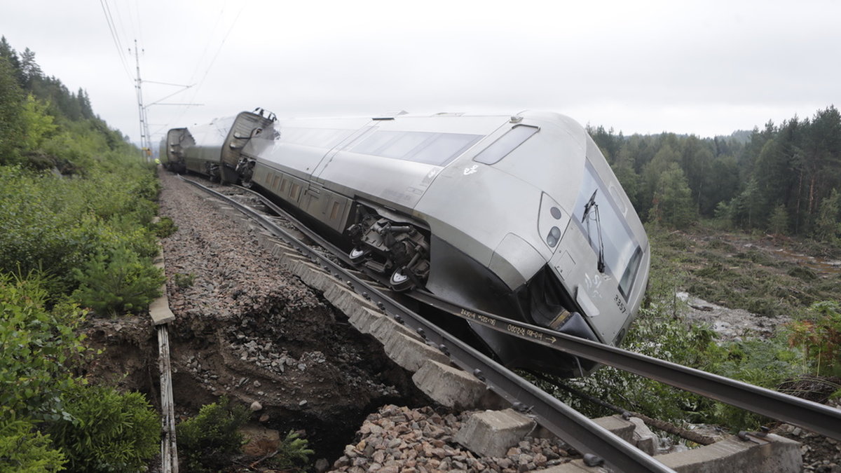 Ett SJ-tåg med 120 passagerare spårade ur mellan Iggesund och Hudiksvall.