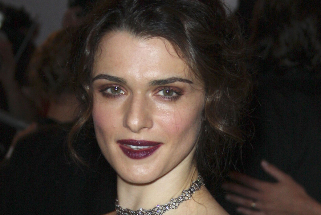 Rachel Weisz försökte sig på en gotisk look – men ser mest ut som döden själv. Aj. Rachel Weisz försökte sig på en gotisk look – men ser mest ut som döden själv. Aj.