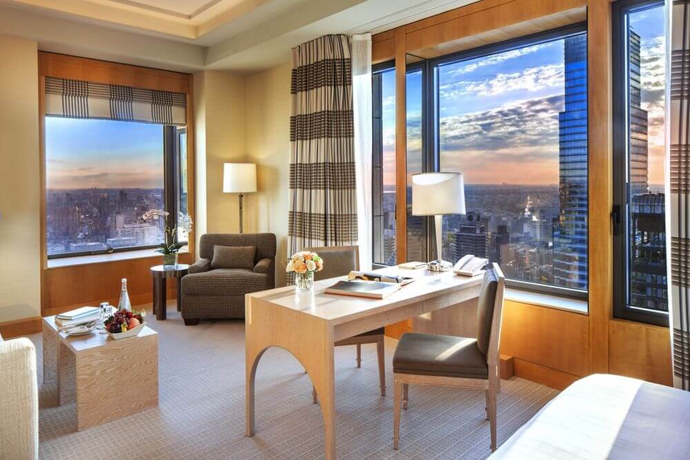 I skyskrapornas huvudstad är klassiska Four Seasons, med sina 208 meter, ett av de högsta hotellen i stan. I skyskrapornas huvudstad är klassiska Four Seasons, med sina 208 meter, ett av de högsta hotellen i stan.