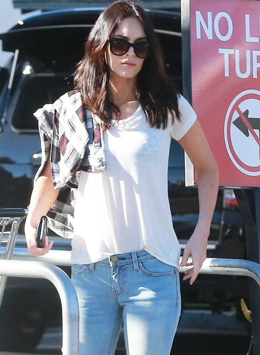 Megan var vårigt klädd i ljusa jeans och vit t-shirt. Megan var vårigt klädd i ljusa jeans och vit t-shirt.