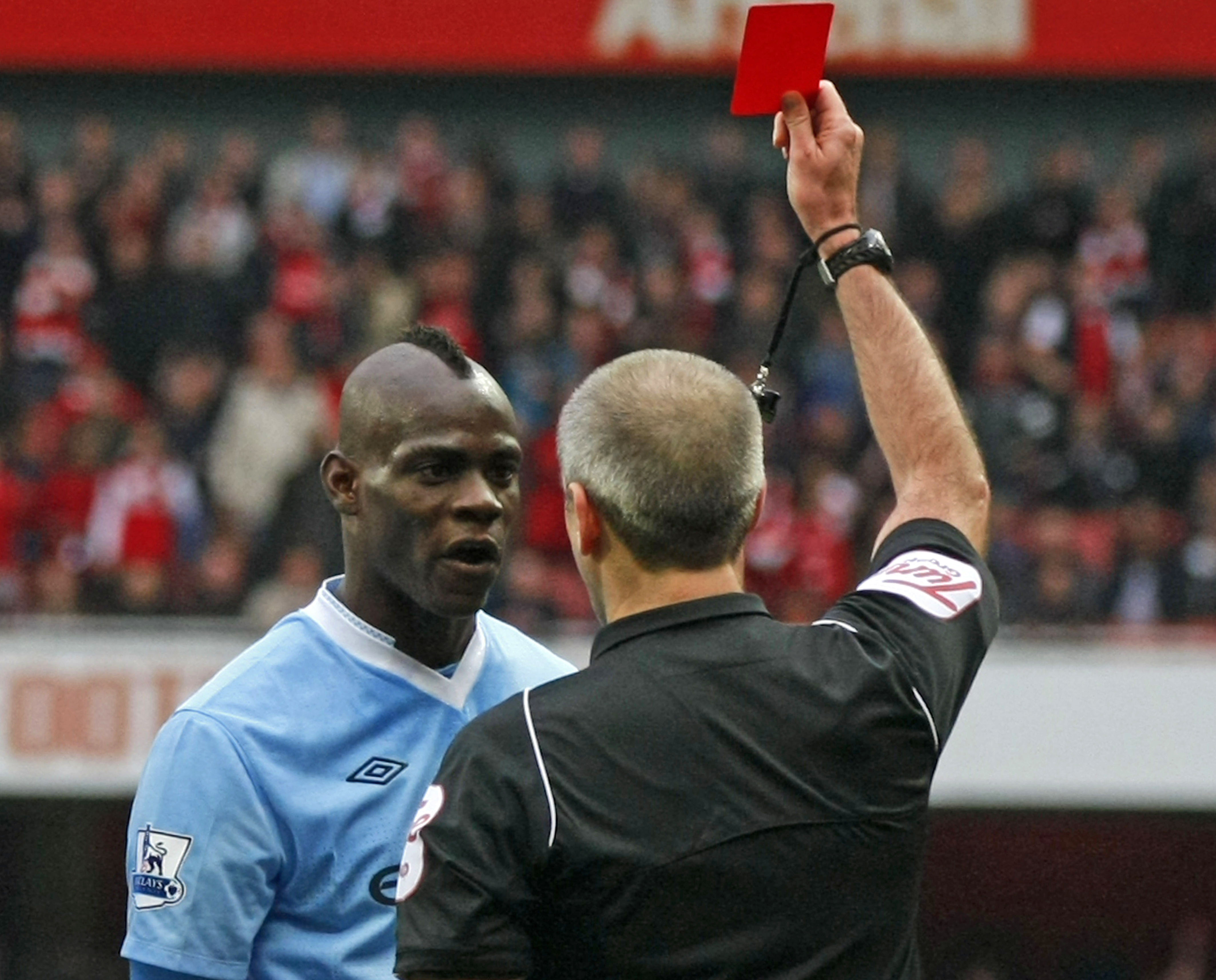 Balotelli fick till sist syna det röda kortet efter flera fula tacklingar.