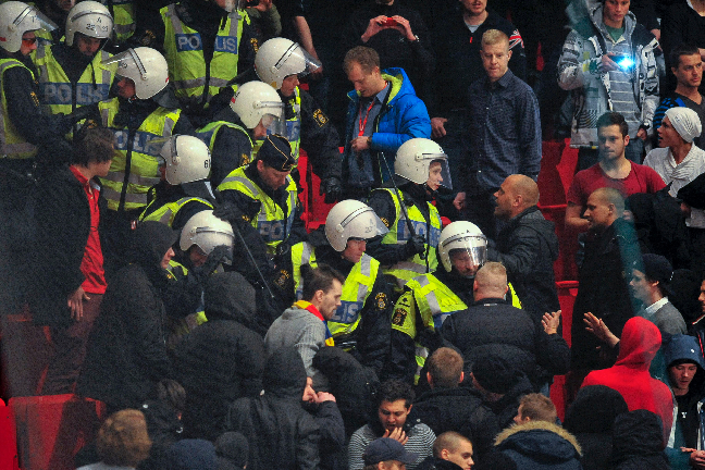 Djurgårdens supporterförening Järnkaminerna bojkottade först. Sedan följde AIK:s Black Army med.