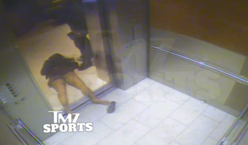Ray Rice som misshandlade sin fru så hon blev medvetslös i en hiss. 