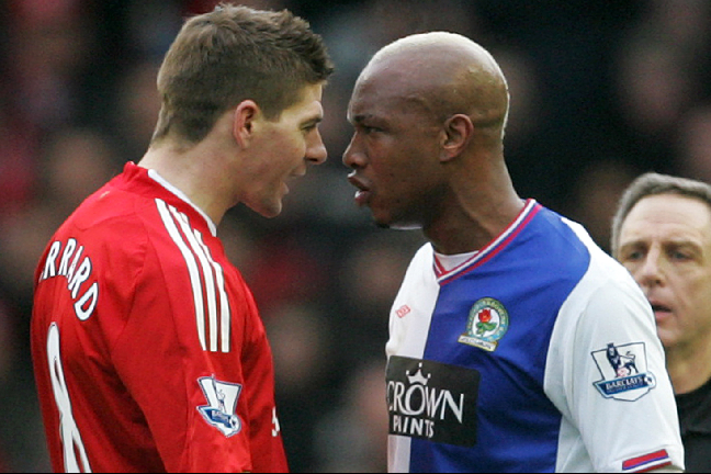 De gamla lagkamraterna Steven Gerrard (t.v) och Diouf har en hel del att snacka om.