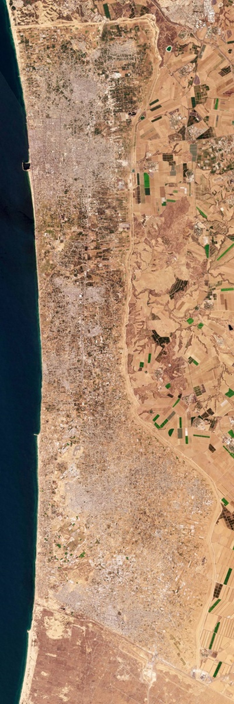 Satellitbild över gränsen mellan Israel och Gasa från Planet Labs PBC. Bilden är från 9 augusti 2023 , och är underlag för AP:s analys av gränsen.