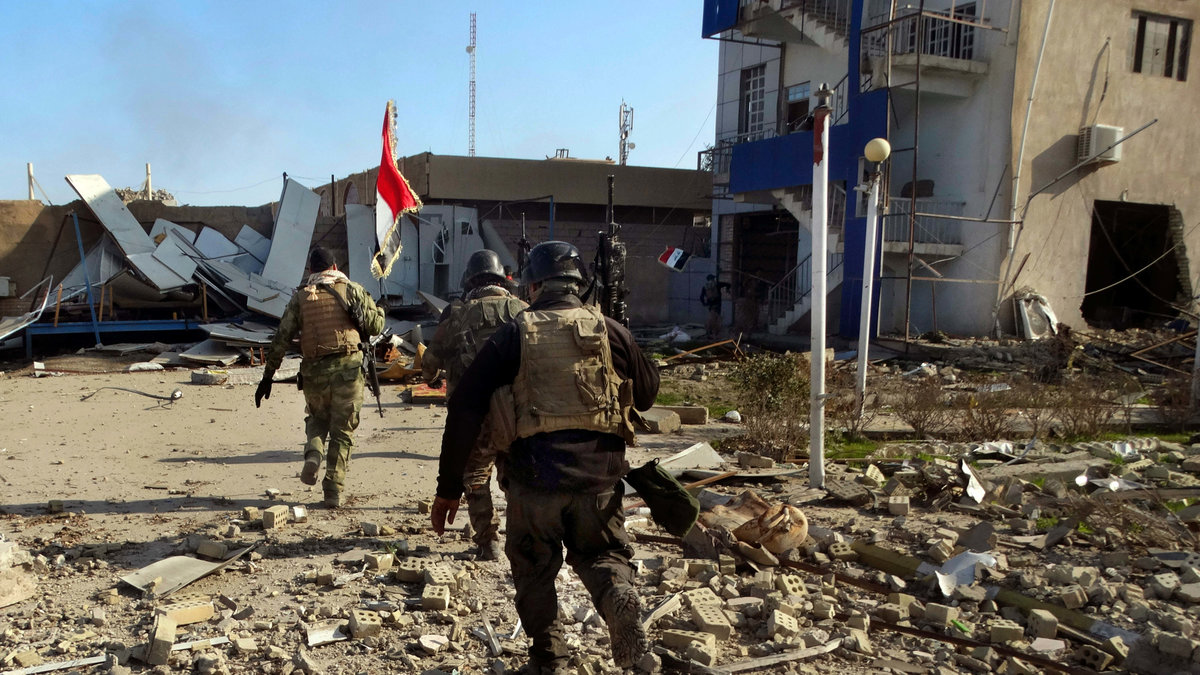 Irakiska säkerhetsstyrkor. De fick hjälp av USA-ledda flygattacker i återtagandet av staden. 