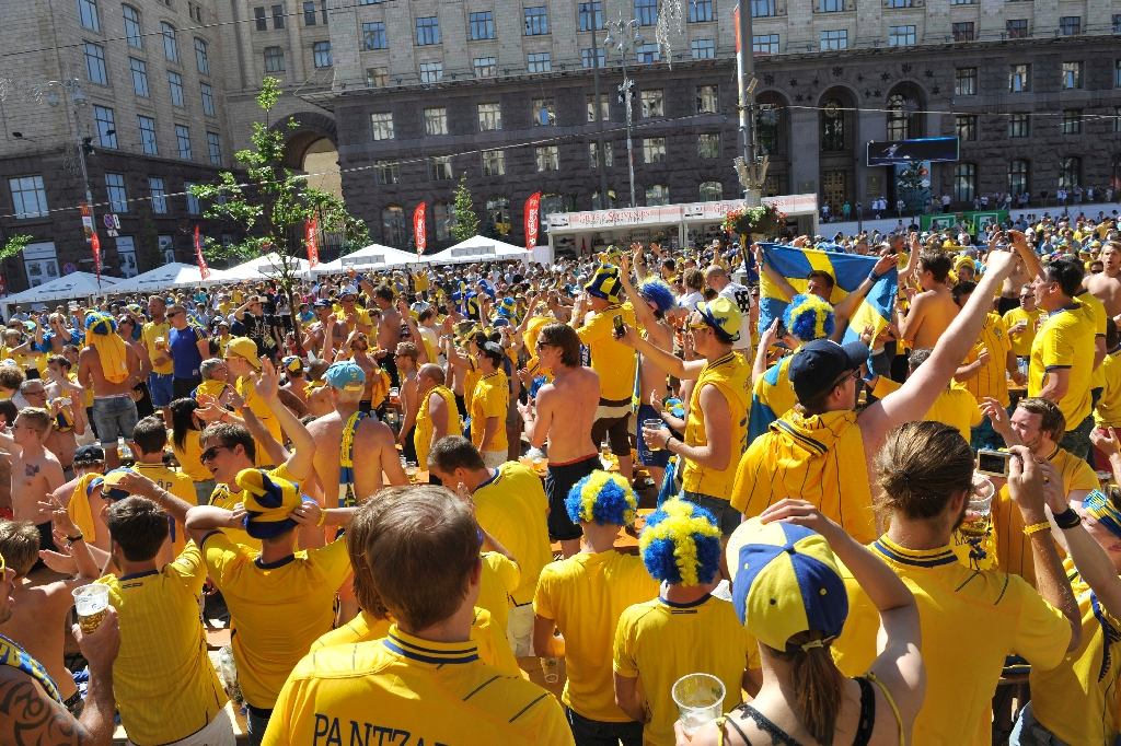 Ett hav av blågula fans intog Kiev på måndagen. 