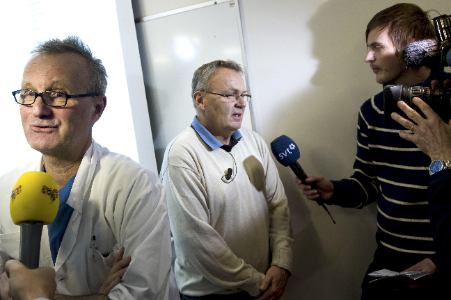 Läkarna intervjuas efter ingreppet. Läkarna intervjuas efter ingreppet.