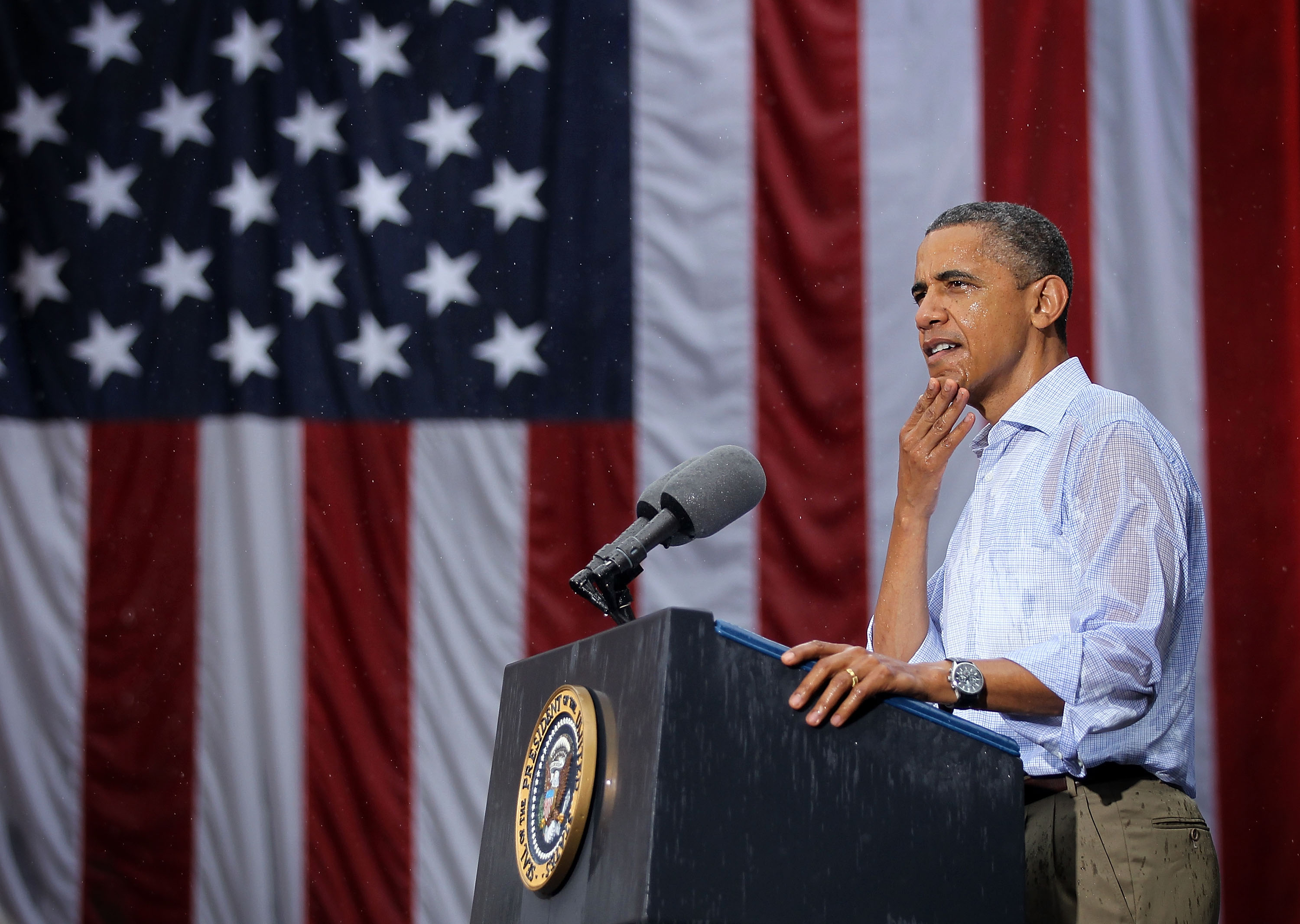 Efter bara några minuter var Obamas skjorta nästintill genomskinlig av allt regn.