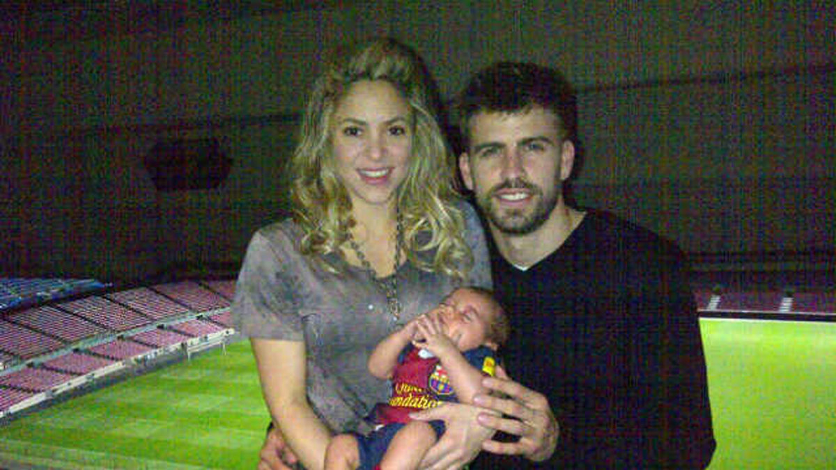 Shakira tillsammans med fotbollshunken Pique och deras lilla son. 