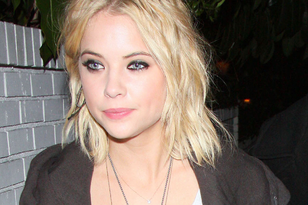 Ashley Benson har tydligen det sexigaste sommarhåret. Perfekt fixat som om hon just varit på stranden. Ashley Benson har tydligen det sexigaste sommarhåret. Perfekt fixat som om hon just varit på stranden.