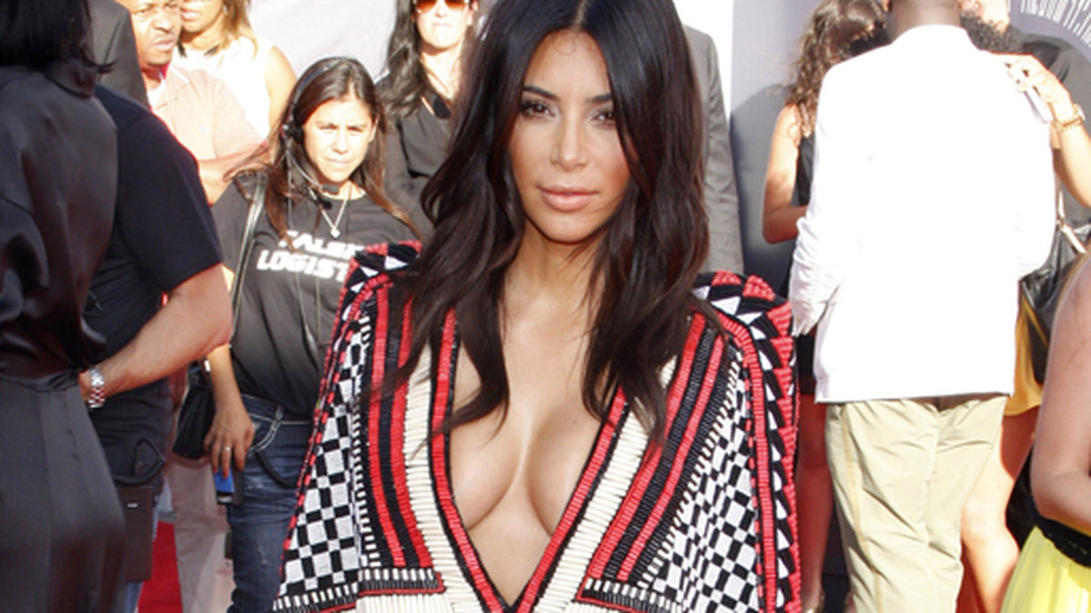 Kim Kardashian kom i mönstrad klänning. 
