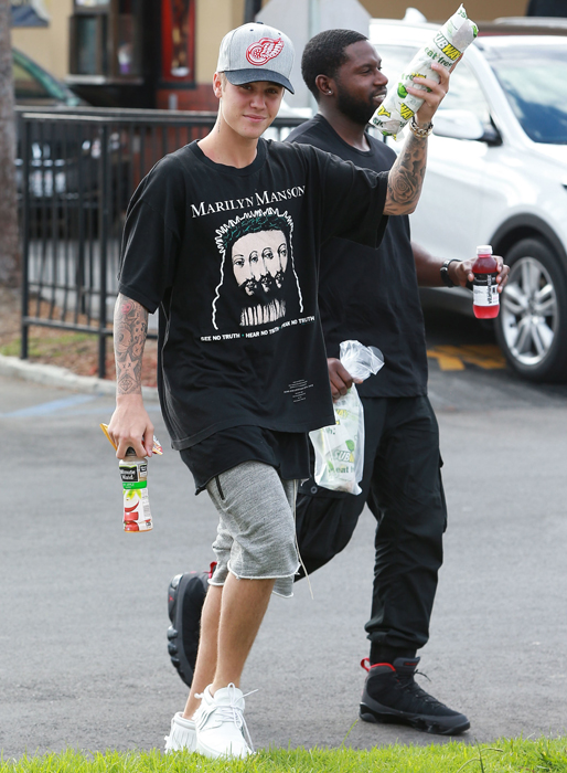 Justin Bieber har köpt en Subway-macka i Beverly Hills. Justin Bieber har köpt en Subway-macka i Beverly Hills.
