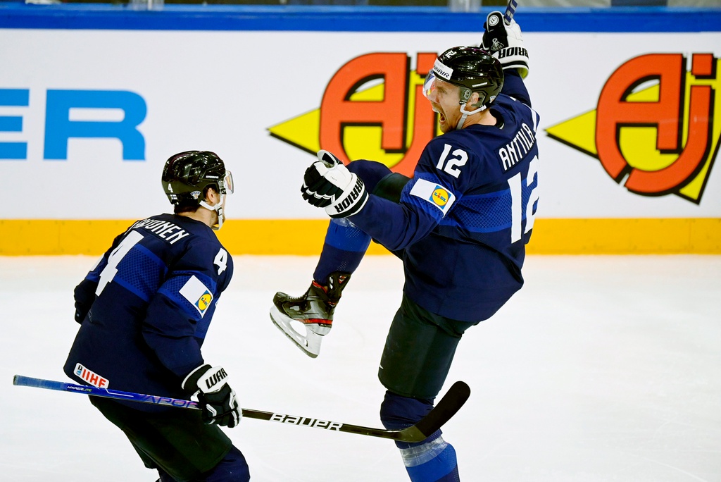 Marko Anttila jublar efter att ha gjort ett av sina två mål när Finland vände 0–2 till 4–2 i kvartsfinalen mot Slovakien i ishockey-VM.