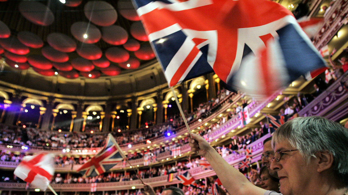 BBC Singers leder allsången under 'Last night of the proms' i Royal Albert Hall. Arkivbild.