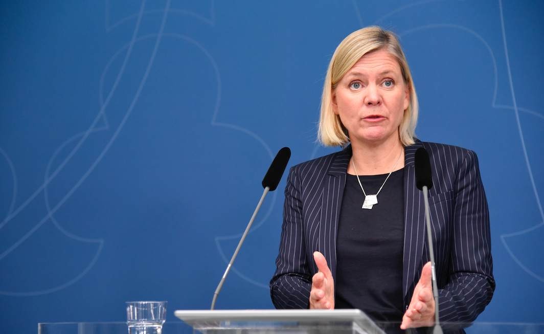 Magdalena Andersson på en presskonferens. 