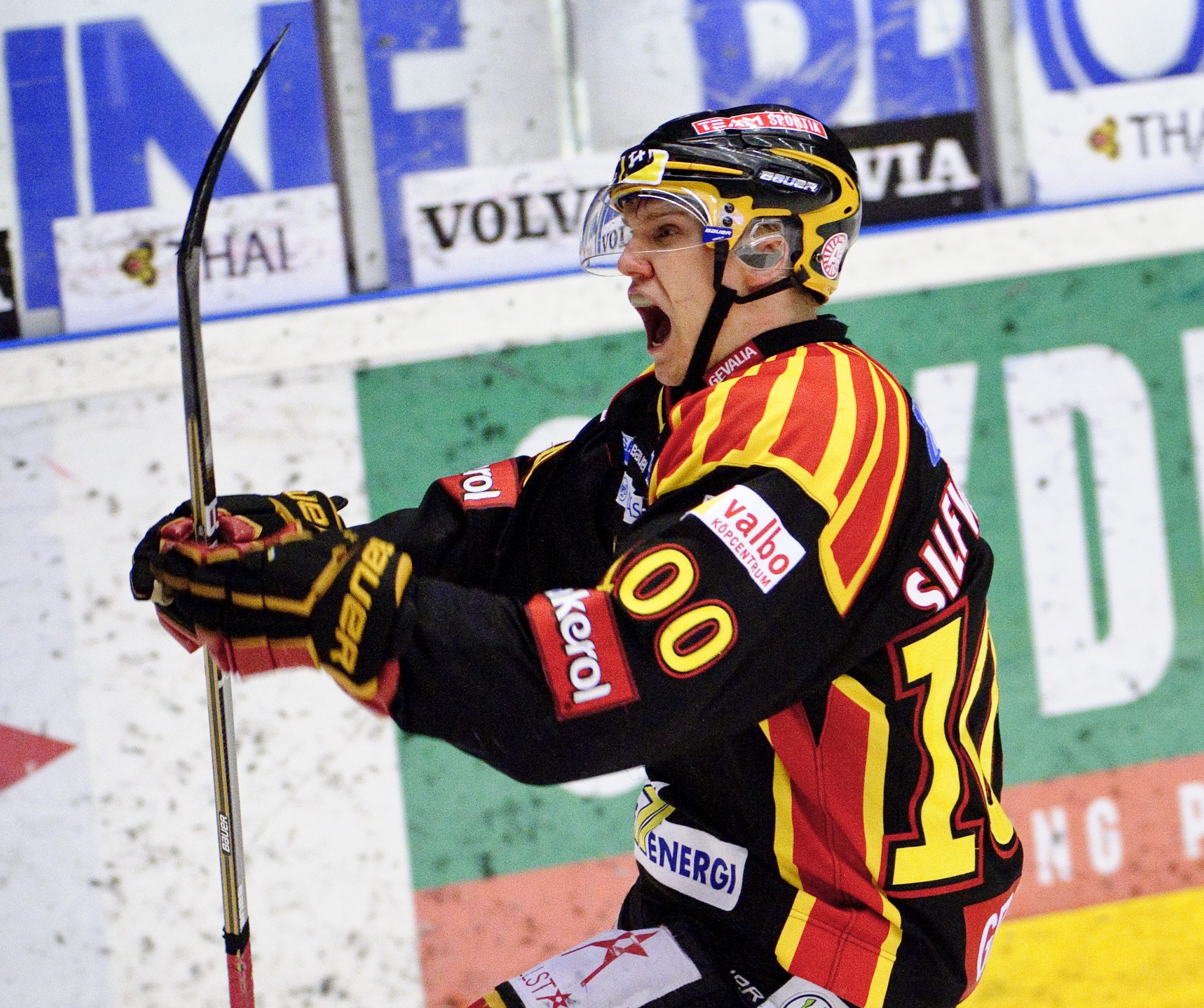 Jakob Silfverberg jublar efter att ha satt 4-2 i tom bur i matchens sista minut. Jakob Silfverberg jublar efter att ha satt 4-2 i tom bur i matchens sista minut.