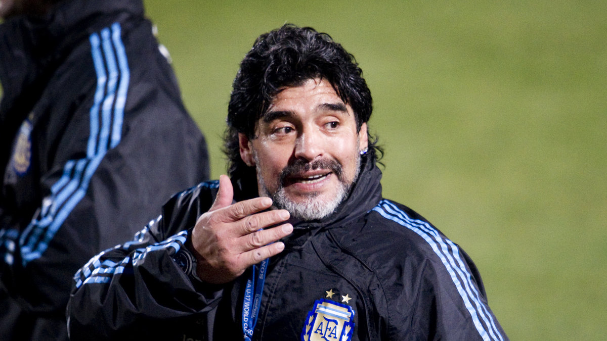 Maradona skulle träffa sin tre månader gamla son för första gången.