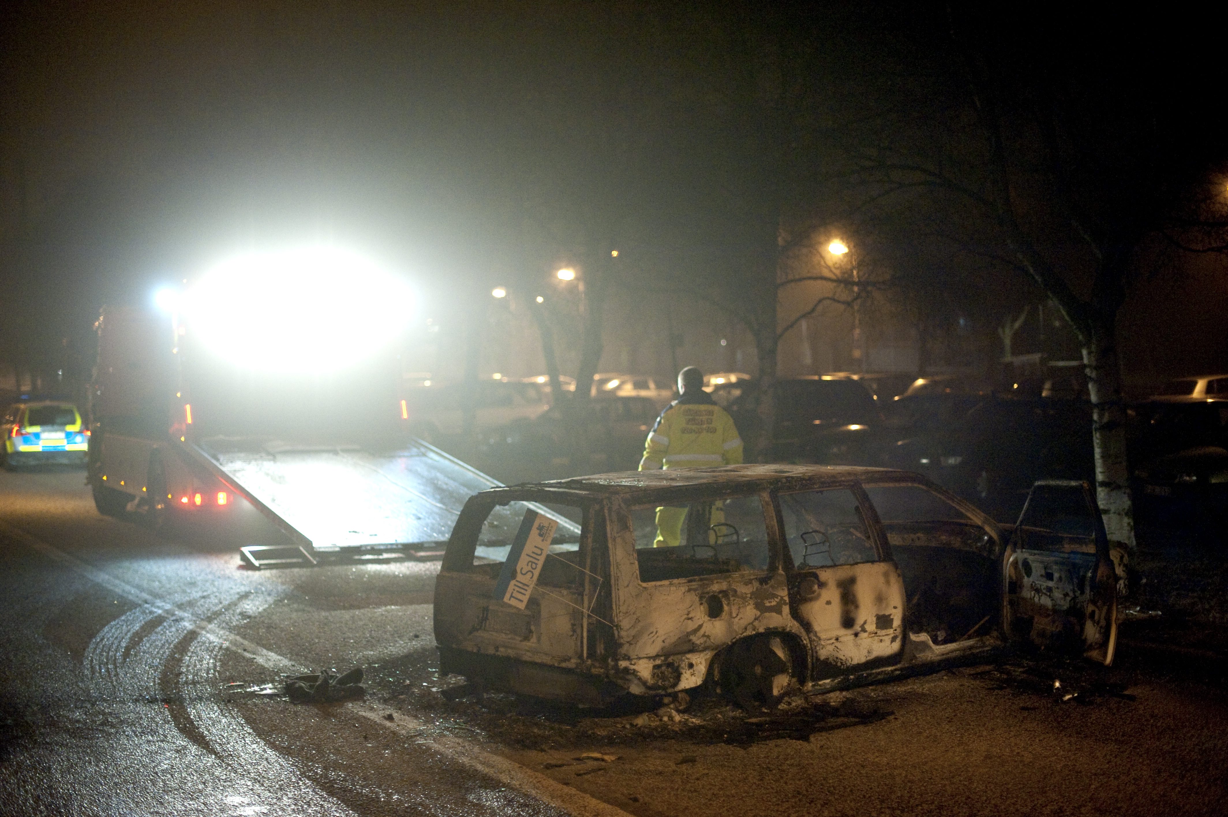 Den utbrända bilen bärgades under natten men var inte den enda som brann i området. Den utbrända bilen bärgades under natten men var inte den enda som brann i området.