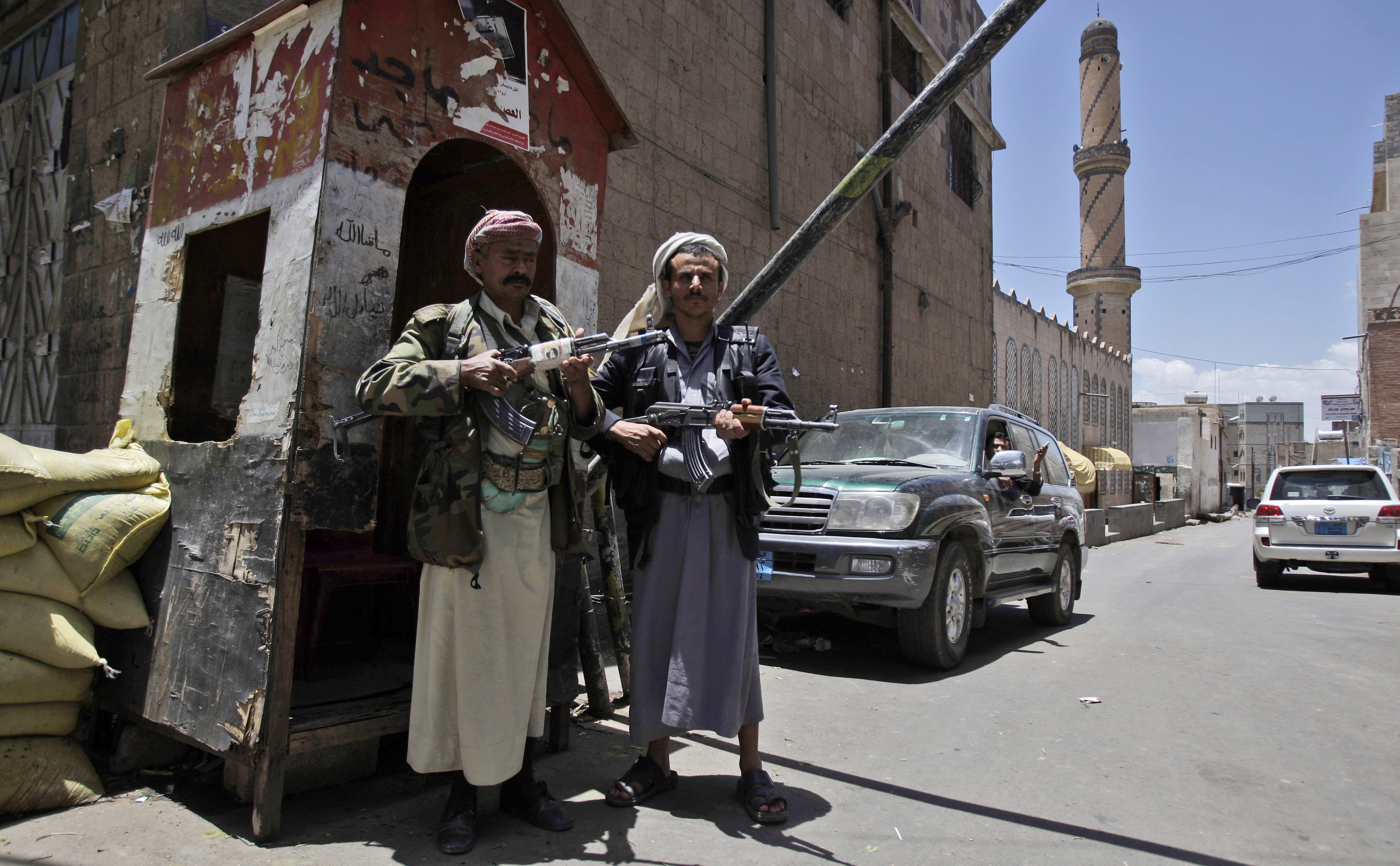 Vakter patrullerar utanför Sadiq al-Ahmars hus i Sanaa.