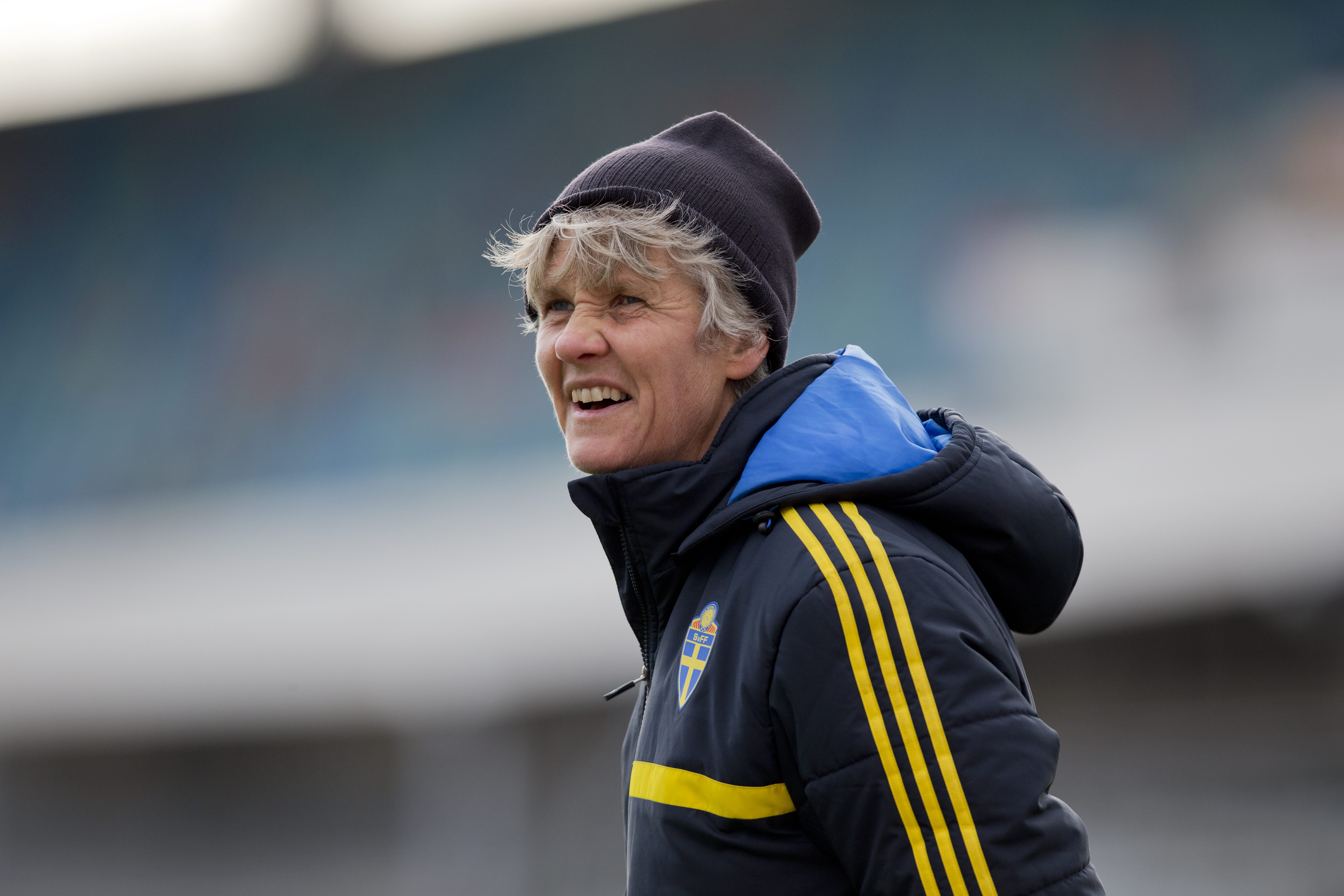 Pia Sundhage, fotbollstränare som är med och leder svensk damfotboll framåt. Inte bara på planen. Pia Sundhage, fotbollstränare som är med och leder svensk damfotboll framåt. Inte bara på planen.