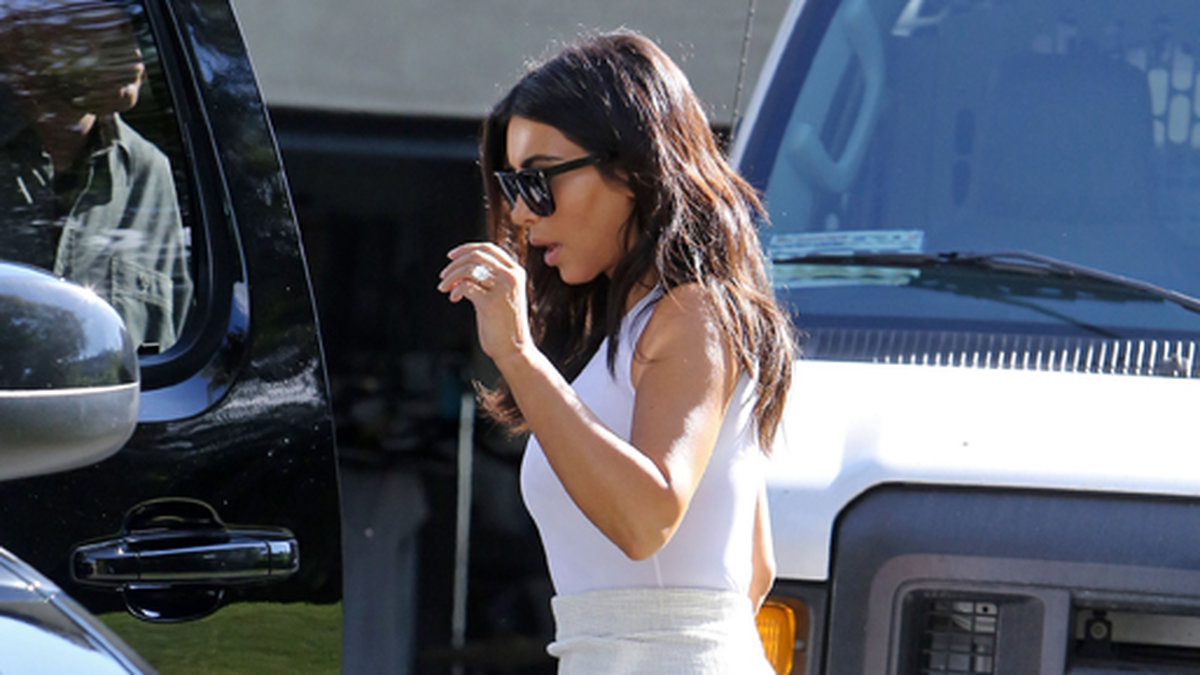 Kim Kardashian kör en vit outfit på stan. 