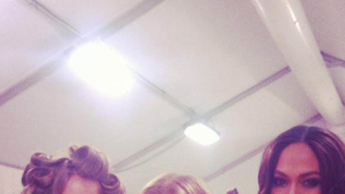 Cara tillsammans med Lily Aldrige backstage efter Victorias Secrets Fashion Show. 