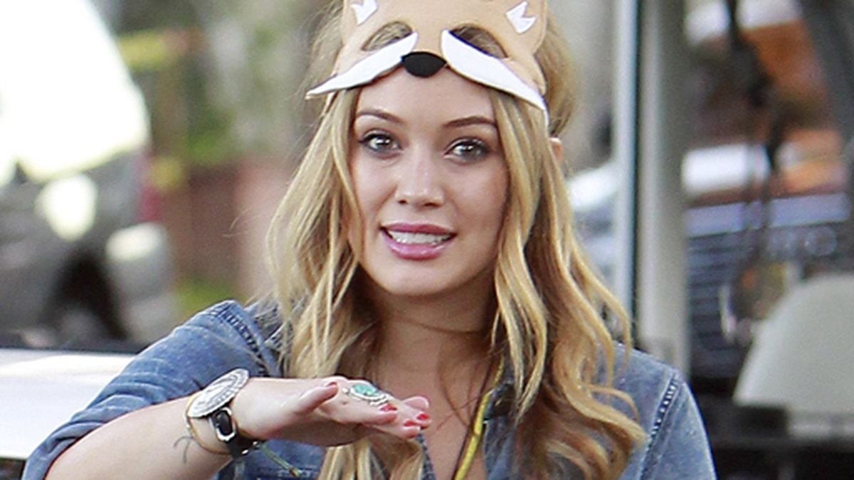Hilary Duff nöjer sig med en mask till Halloween. 