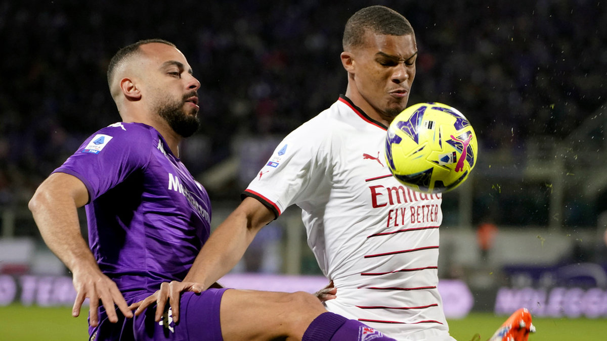 Fiorentinas Arthur Cabral och Milans Malick Thiaw i duell i kvällens match.