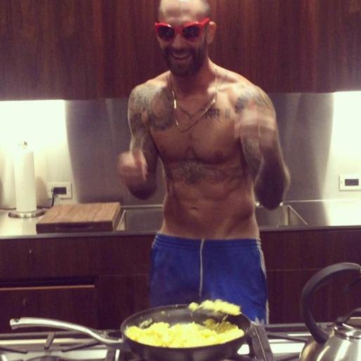 Adam Levine gör scrambled eggs. Adam Levine gör scrambled eggs.