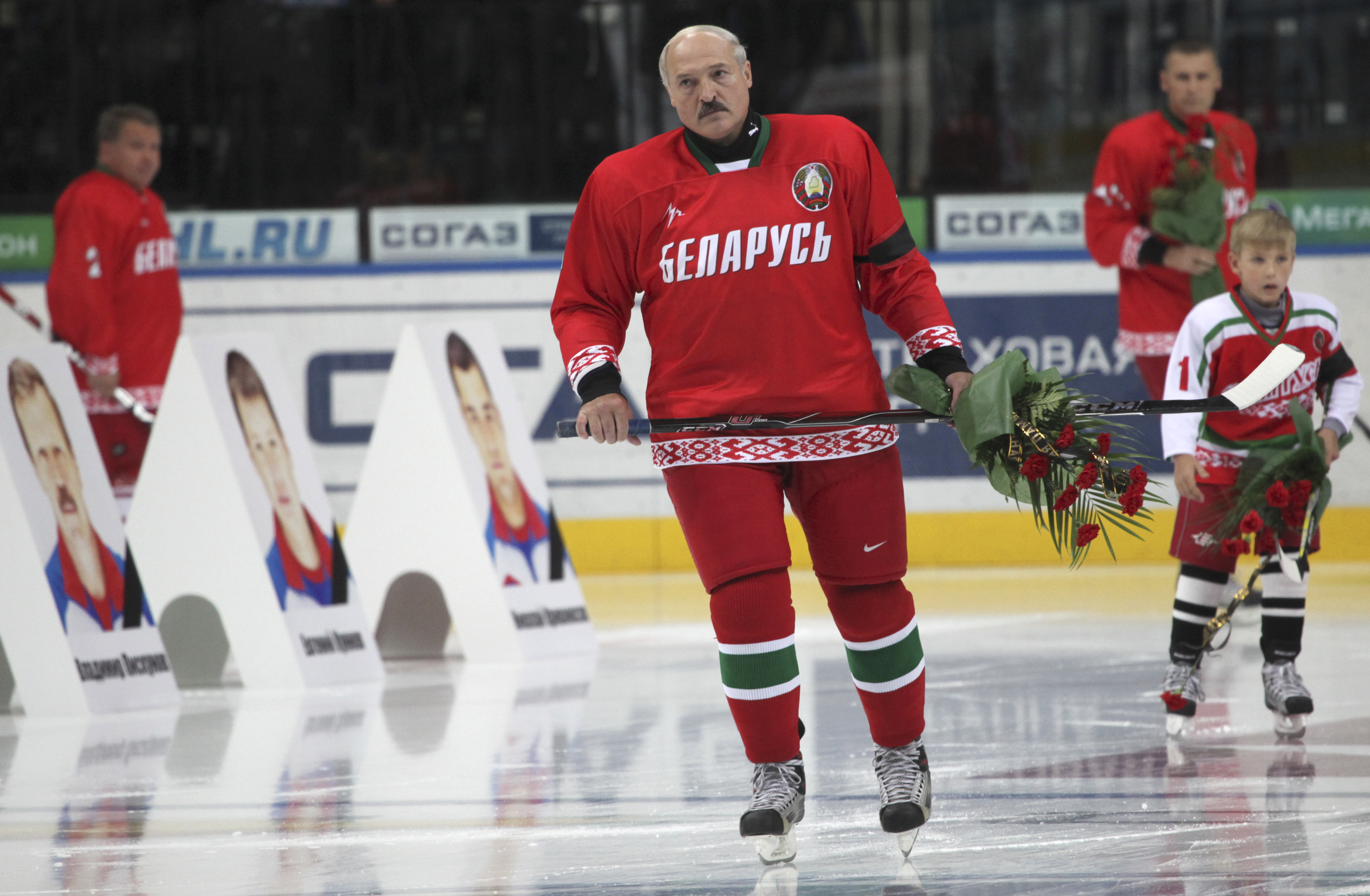 Under minnesstunden för Lokomotiv Yaroslavl i Minsk gjorde Aleksandr Lukasjenko en stor grej av sin närvaro. EU är djupt oroade för att VM 2014 ska bli hans propagandamästerskap.