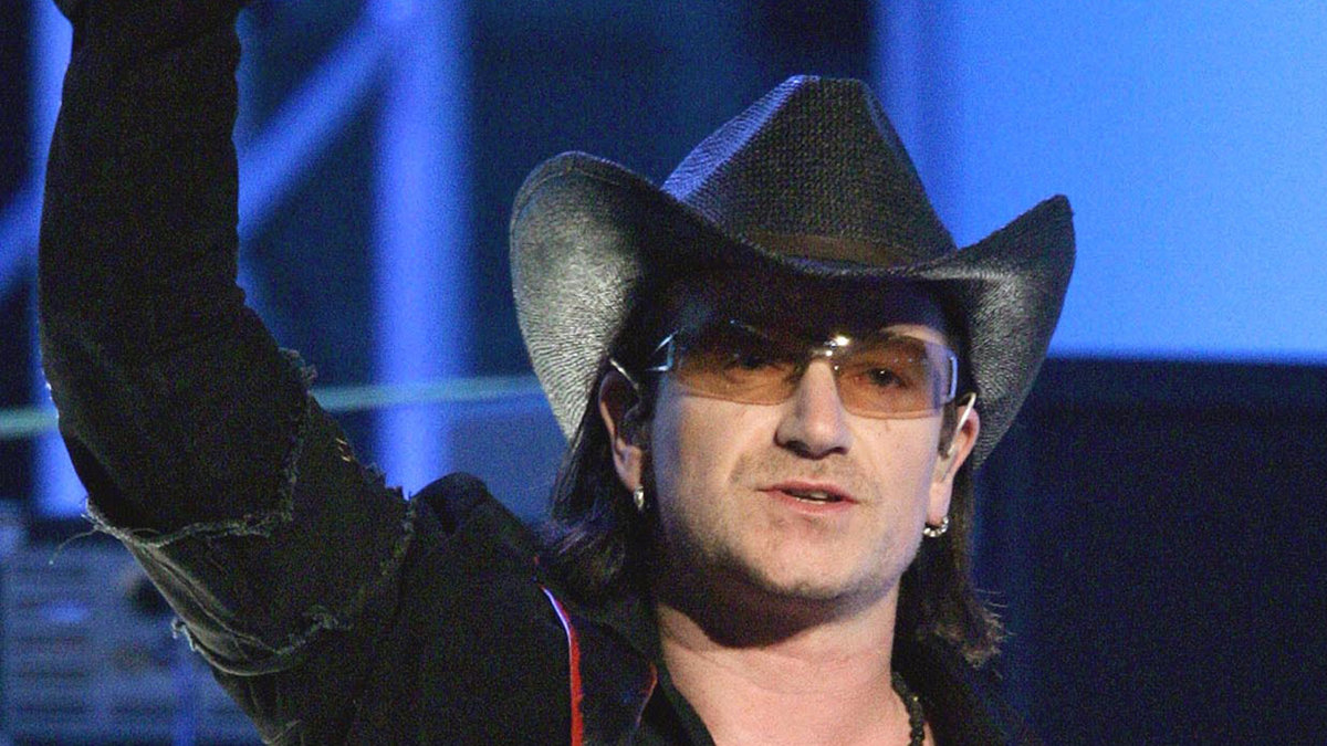 U2-sångaren Bono skulle åka på semester i Italien. Dessvärre så glömde han sin karakteristiska hatt hemma i London. Något som absolut inte gick för sig. Så Bono såg till att hatten fick flyga första klass från London till Italien. Biljetten kostade 17 000 kronor. 