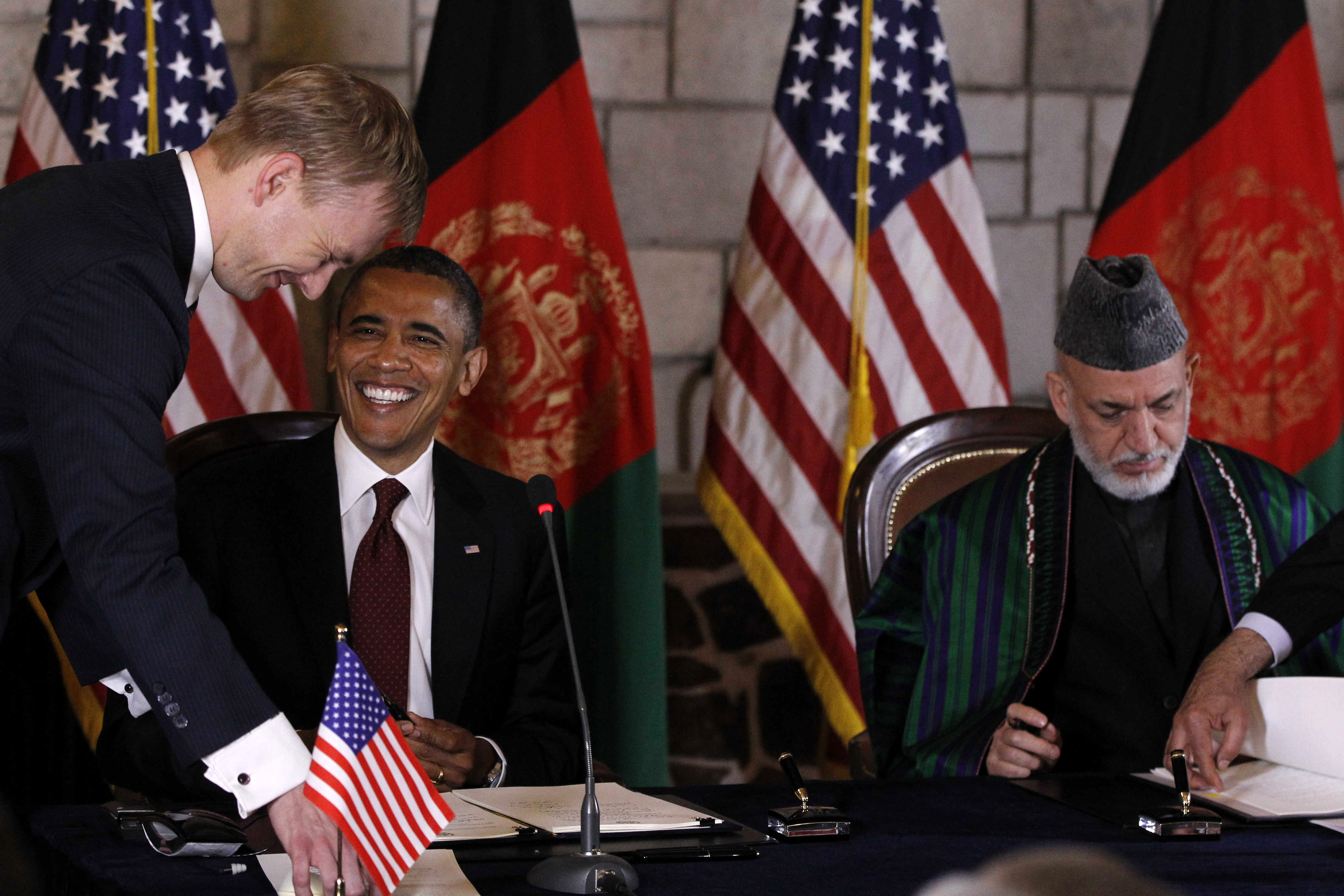 Han skrev på ett avtal tillsammans med den afghanske presidenten Hamid Karzai.