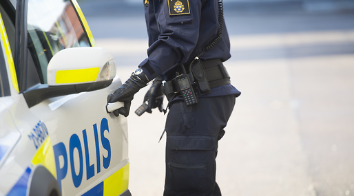 Polis vid sin polisbil Polis vid sin polisbil