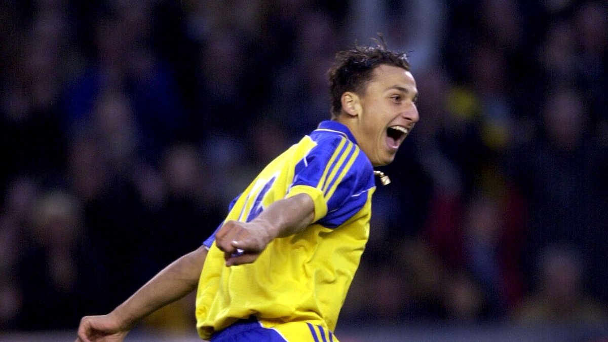 2001: Zlatan jublar efter mål mot Azerbadjan i VM-kvalet.