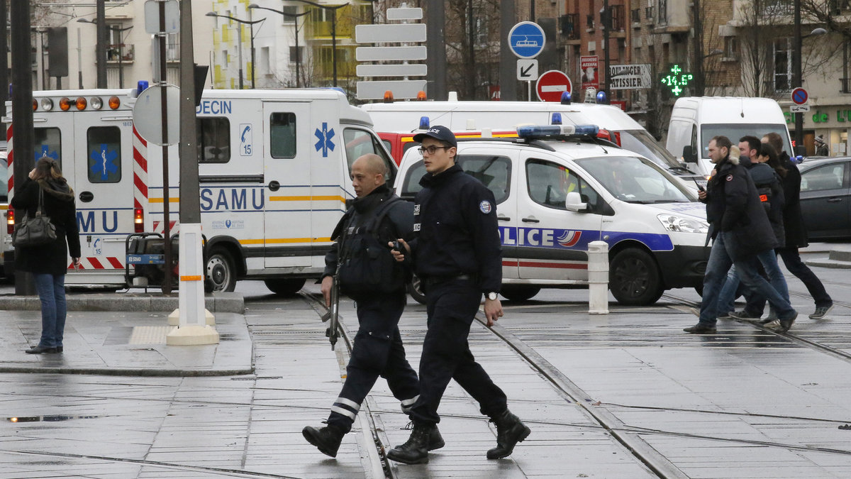 Tusentals poliser har sökt på gatorna efter terrormännen som de även släppte bilder på. 