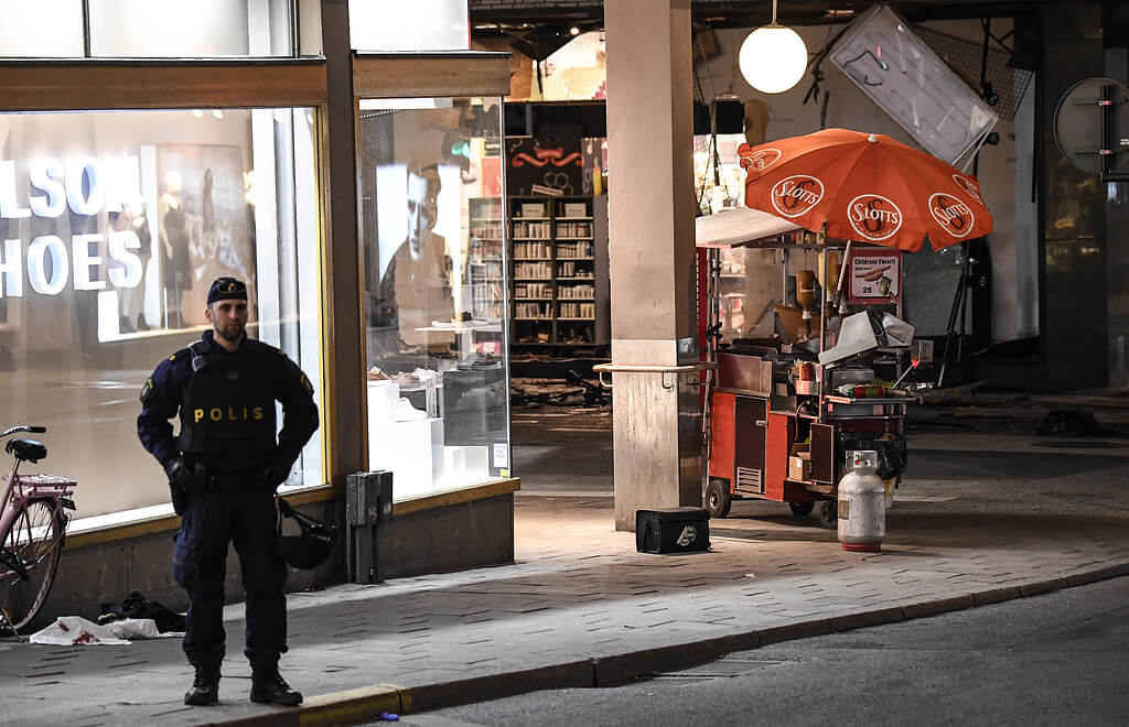 Det avspärrade området bevakades av polis. Det avspärrade området bevakades av polis.