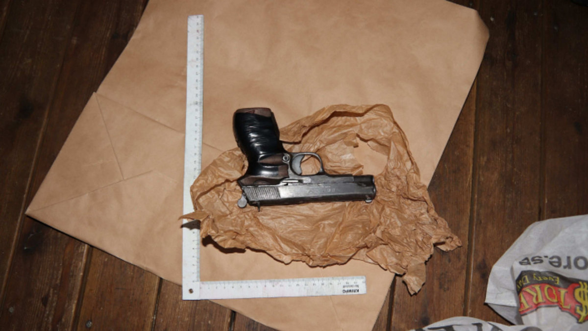 En av pistolerna som hittades vid mannens bostad. Bild från polisens utredning.