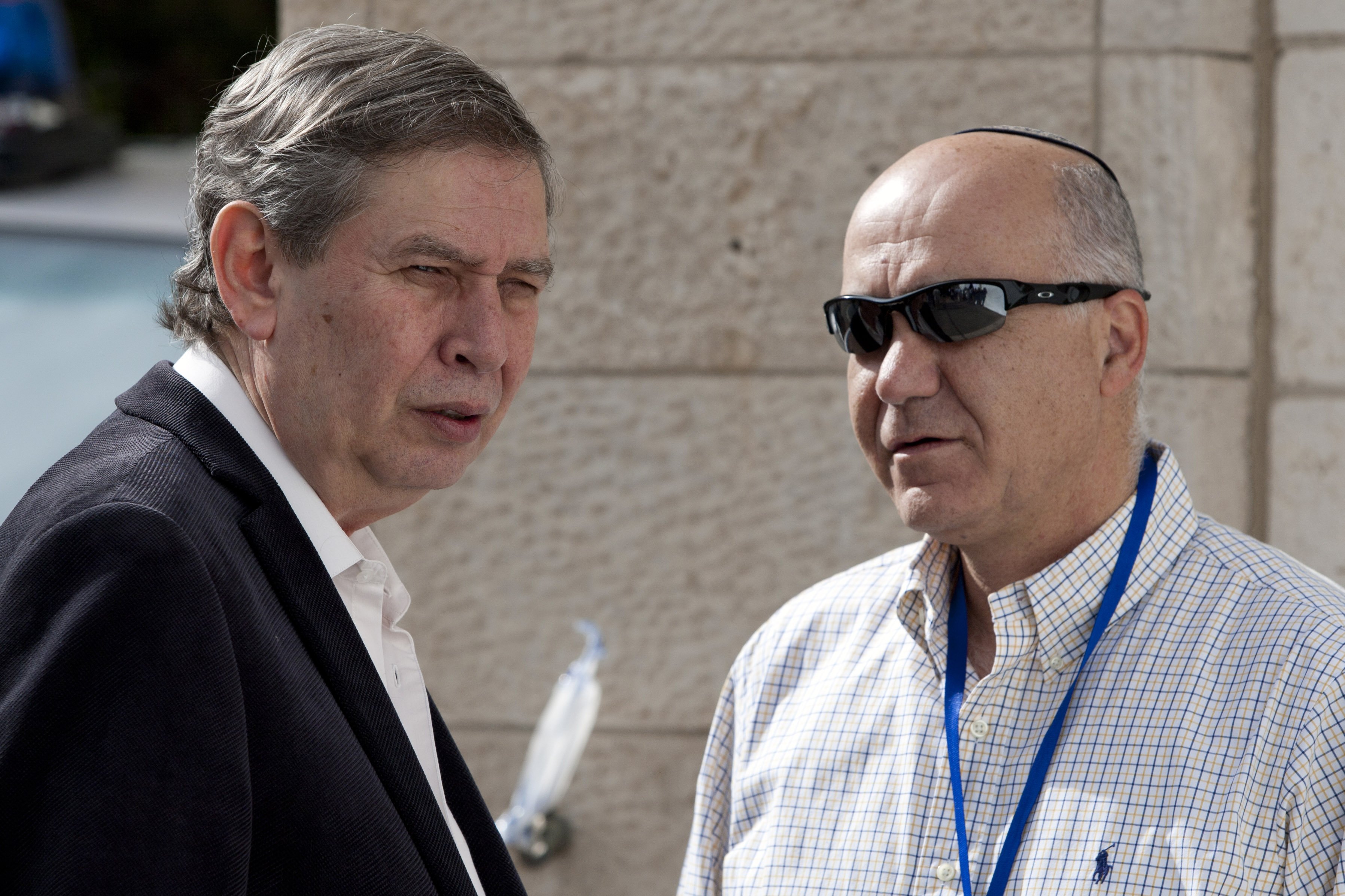 Tamir Pardo (t.v.), chef för underrättelsetjänsten Mossad och Yoram Cohen (t.h), chef för säkerhetstjänsten Shin Bet.