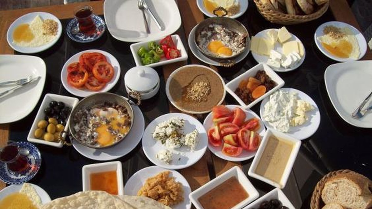 TURKIET. Vill du äta en traditionell frukost i Turkiet bör du duka fram smör, bröd, ost, oliver, ägg, tomater, gurka, sylt, honung och kaymak. Detta serveras gärna med lite turkiskt te.